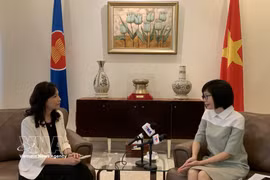 L’ambassadrice Tôn Thi Ngoc Huong (à droite), cheffe de la Mission permanente du Vietnam auprès de l’ASEAN, s'entretient avec l'Agence vietnamienne d'information, à Kuala Lumpur, en Malaisie. Photo: VNA