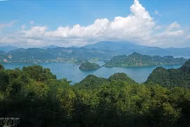 Un coin du réservoir hydroélectrique de Hoa Binh, vu à partir de la route menant à Bai Sang, commune de Tong Dau, district de Mai Chau. Photo: VNP