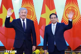 Le Premier ministre vietnamien Pham Minh Chinh (à droite) et son homologue kirghize Adylbek Kasymaliev. Photo : VNA