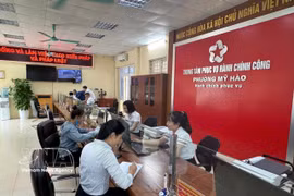 Rationnalisation de l’appareil : la révolution qui ouvre une nouvelle ère Des gens effectuent des démarches administratives dans le quartier de My Hao, province de Hung Yên. Photo : VNA 