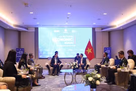 Le vice-Premier ministre Bui Thanh Son (à droite, au centre) et le vice-ministre lao des Technologies et la Communication, Saysana Sitthiphone. à Hô Chi Minh-Ville. Photo : VNA