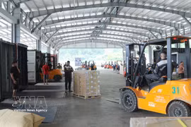 Des marchandises transportées au poste-frontière de Chi Ma, dans la province de Lang Son. Photo: VNA