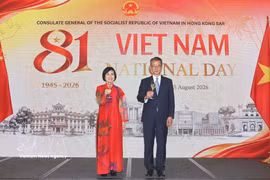 La consule générale du Vietnam à Hong Kong et Macao, Lê Duc Hanh, et le secrétaire aux Finances de la Région administrative spéciale de Hong Kong, Paul Chan, lors de l’événement. Photo : VNA