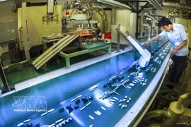 Un ouvrier à l'oeuvre chez Foster Electric Company, Limited, un fabricant japonais d'électronique spécialisé dans les haut-parleurs, les casques audio et les composants acoustiques. Photo: VNA