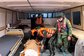 Les secours transportent en toute sécurité Mme Kosuge Kimiko (née en 1949, de nationalité japonaise), victime d'un AVC, à l’hôpital pour des soins d’urgence. Photo : VNA