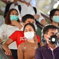 Les gens portent des masques pour prévenir l'infection au COVID-19 à Bangkok, en Thaïlande. Photo: Xinhua/VNA
