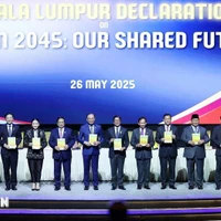 Le Premier ministre Pham Minh Chinh, les dirigeants de l'ASEAN et et du Timor-Leste signent la Déclaration de Kuala Lumpur ASEAN 2045 "Notre avenir commun". Photo: VNA