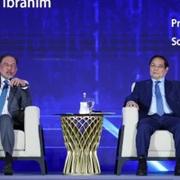 Les Premiers ministres vietnamien et malaisien discutent de l'intelligence artificielle. Photo: VNA