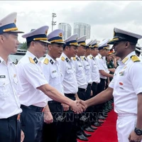 Cérémonie d'accueil des officiers et marins du navire INS Darshak de la Marine indienne. Photo: VNA 