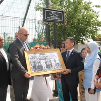 L'ambassadeur du Vietnam, Trân Quôc Khanh, remet à Djamel Belamou, président du quartier Rais Hamidou où se trouve l'avenue Hô Chi Minh à Alger, une photo de l'Oncle Ho recevant une délégation algérienne en visite au Vietnam en 1958. Photo: VNA