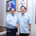 Le chef du gouvernement se rend visite auprès de l'ancien président Truong Tan Sang. Photo: VNA