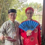 Des diplomates étrangers vêtus de l’ao dai traditionnel vietnamien lors de l'événement. Photo: VNA