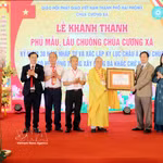 Cérémonie de remise du certificat de record d’Asie en tant que temple possédant le plus grand nombre de motifs de svastika gravés sur des murs en pierre en Asie à la pagode Cuong Xa. Photo: VNA