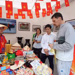 Des visiteurs découvrent des produits d’artisanat traditionnel vietnamien lors de l’événement. Photo : VNA