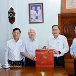 Le président de l’Assemblée nationale, Tran Thanh Man rend visite à l’ancien président Nguyen Minh Triet. Photo: VNA