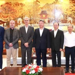 Le 6 novembre à Hanoï, le vice-président du Comité populaire de la capitale, Nguyen Manh Quyen, a reçu Sylvain Ouillon, représentant de l’Institut de recherche pour le développement (IRD) au Vietnam. Photo: hanoi.com.vn