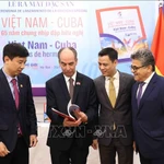 L’ambassadeur de Cuba au Vietnam, Rogelio Polanco Fuentes (deuxième à partir de la gauche), lors de la cérémonie de lancement du numéro spécial « Vietnam – Cuba : 65 ans d’amitié ». Photo : VNA