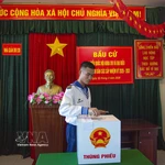 Du 1er au 3 mars, une mission électorale anticipée de la Région navale 2 a organisé le vote pour les électeurs stationnés sur les plateformes DK1, les navires en service et les pêcheurs opérant dans la zone de Ba Ke. Photo: VNA