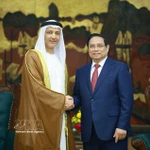 Le Premier ministre Pham Minh Chinh (droite) a reçu l’ambassadeur des Emirats arabes unis au Vietnam, Bader Abdullah Almatrooshi. Photo: VNA