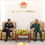 Le général Nguyen Tan Cuong, chef d'état-major de l'Armée populaire du Vietnam et vice-ministre de la Défense (droite) et le vice-amiral Mark Hammond, commandant de la Marine royale australienne, le 30 janvier à Hanoï. Photo: VNA
