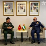 Le vice-ministre de la Défense, le général de corps d’armée Hoang Xuan Chien (gauche) et le sous-secrétaire du ministère de la Défense des Émirats arabes unis, le général de division Ibrahim Nasser Al-Alawi. Photo: qdnd.vn
