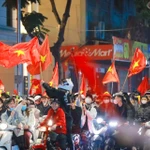 Célébration de la victoire de l'équipe U22, dans la rue Hai Ba Trung. Photo : VNA