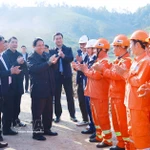 Le Premier ministre Pham Minh Chinh présente ses vœux du Nouvel An aux ouvriers travaillant sur le chantier de l’autoroute Dong Dang – Tra Linh. Photo : VNA