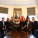 L’ambassadeur Do Minh Hung et des membres du personnel de l’ambassade du Vietnam au Royaume-Uni et le conseil d’administration de l’Association des intellectuels vietnamiens au Royaume-Uni et en Irlande (VIS). Photo : VNA