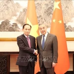 Le ministre vietnamien des Affaires étrangères Lê Hoài Trung (gauche) et son homologue chinois Wang Yi. Photo: VNA