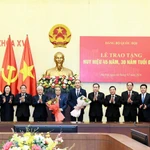 Cérémonie de remise des insignes des 45 et 30 ans d’adhésion au Parti à des membres de l’organisation du Parti de l’Assemblée nationale. Photo: VNA