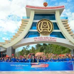 Photos souvenirs prises au poste-frontière international de Bo Y. Photo : doanthanhnien.vn