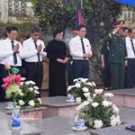 La vice-Première ministre Pham Thi Thanh Tra, également présidente du Comité national chargé de la recherche, du rapatriement et de l’identification des martyrs, ainsi que de nombreux responsables et représentants locaux, ont participé à la cérémonie d’inhumation. Photo: VNA