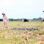 Des membres du groupe MAG effectuent un déminage dans la commune de Dai Trach, province de Quang Tri. Photo : VNA