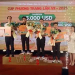 Le comité d'organisation remet les prix aux lauréats. Photo: VNA