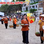 Le défilé culinaire intitulé « Gánh vị Đà Nẵng » réunit plus de 70 vendeurs ambulants et une parade de cyclo-pousses. Photo: VNA