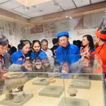 Des délégués et des citoyens visitent l'espace d'exposition du Musée de Hanoï. Photo : VNA