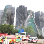 L’incendie survenu le 26 novembre dans un complexe d’immeubles à Hong Kong (Chine), a causé d’importantes pertes humaines et matérielles. Photo: VNA