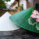 Outre le chapeau conique traditionnel, l'apparition des chapeaux en feuilles de lotus apporte un vent de fraîcheur et enrichit l'esthétique du village artisanal. Photo: VNA