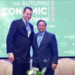 Le Premier ministre Pham Minh Chinh (droite) et Stephan Mergenthaler, directeur exécutif du Forum économique mondial (WEF). Photo: VNA