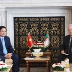 Le Premier ministre vietnamien Pham Minh Chinh (gauche) et le président du Conseil de la Nation d'Algérie, Azzouz Nasri. Photo: VNA