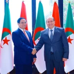Le Premier ministre Pham Minh Chinh (gauche) et son homologue algérien Sifi Ghrieb. Photo: VNA