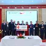 Le 20 novembre, le président du Sénat du Parlement tchèque, Milos Vystrcil, se rend au Comité central de la Croix-Rouge vietnamienne (CRV) pour remettre une aide symbolique de 3 millions de couronnes tchèques destinée à soutenir les efforts de reconstruction suite aux tempêtes et inondations de 2025 à Hôi An (Dà Nang) et à Huê. Photo: VNA