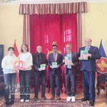 La rencontre à Vienne entre l’ambassadeur du Vietnam et la famille de l’écrivaine Mira Lobe. Photo: VNA