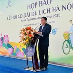 Le directeur adjoint du Département du Tourisme de Hanoï, Nguyen Tran Quang, prend la parole lors de la conférence de presse. Photo : VNA