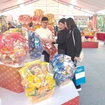 Les visiteurs à l'exposition. Photo: VNA