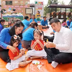 La famille de M. Nguyen The Nhan et de Mme Tran Thi Hoai Sang, membres de l'Union de la jeunesse vietnamienne de la commune de Phuoc Hoa, participent à un atelier de fabrication de figurines en argile lors du festival « Famille heureuse » en 2026. Photo : VNA