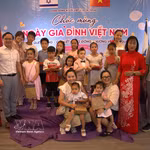 L'ambassadeur du Vietnam en Israël, Nguyen Ky Son, offre des cadeaux à des enfants à l'occasion de la « Journée de la famille vietnamienne » en Israël. Photo : VNA