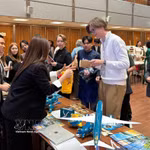 Les visiteurs au stand du Vietnam à la 11e « Journée du Vietnam à MGIMO »: Photo: VNA
