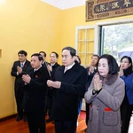 Le président de l’Assemblée nationale, Tran Thanh Man, rend hommage au Président Ho Chi Minh à la Maison 67, au sein du site historique du Palais présidentiel. Photo: VNA