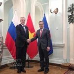 L’ambassadeur du Vietnam en Russie, Dang Minh Khoi (droite), et Evgeny Grigoriev, président du Comité des relations extérieures de Saint-Pétersbourg. Photo: VNA